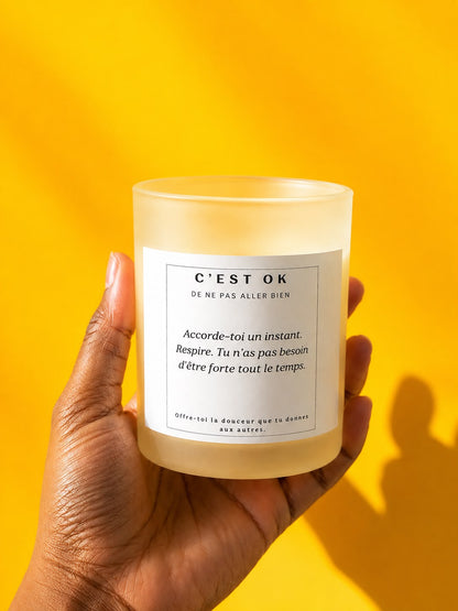 Bougie artisanale parfum monoï Mademoiselle Forte en cire de soja naturelle avec le message « C'est OK de ne pas aller bien ».