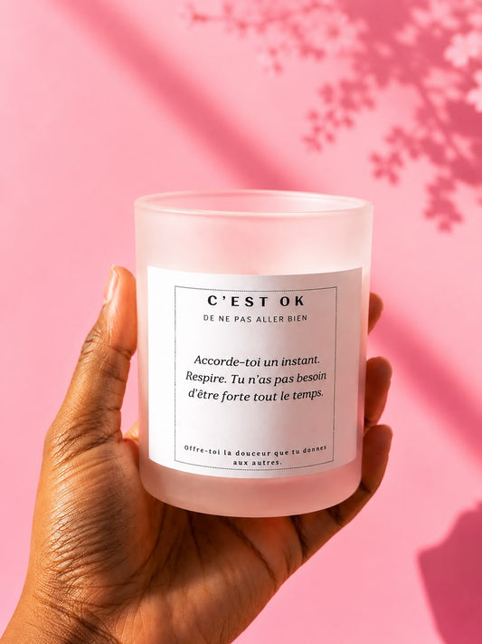 Bougie artisanale parfum fleur de cerisier Mademoiselle Forte en cire de soja naturelle avec le message « C'est OK de ne pas aller bien ».