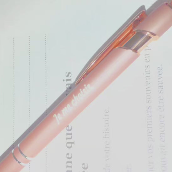 Stylo Mademoiselle Forte en main