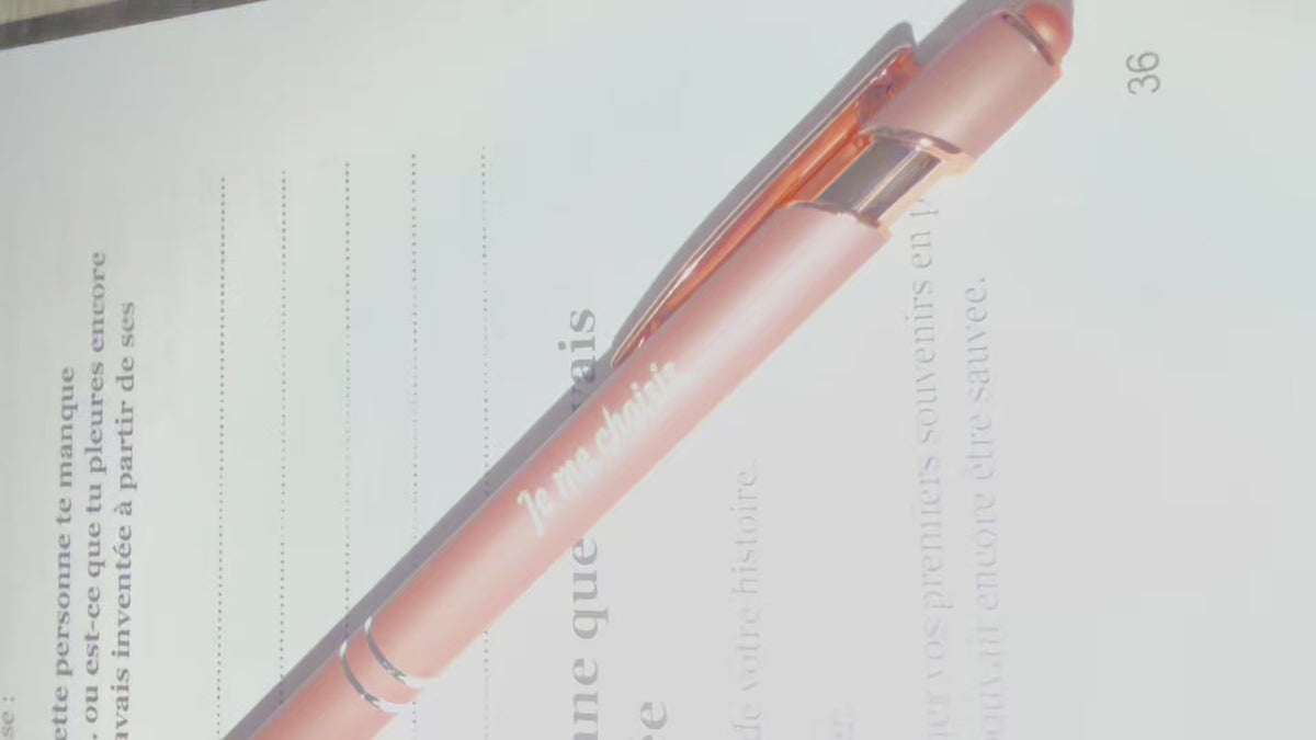 Stylo Mademoiselle Forte en main